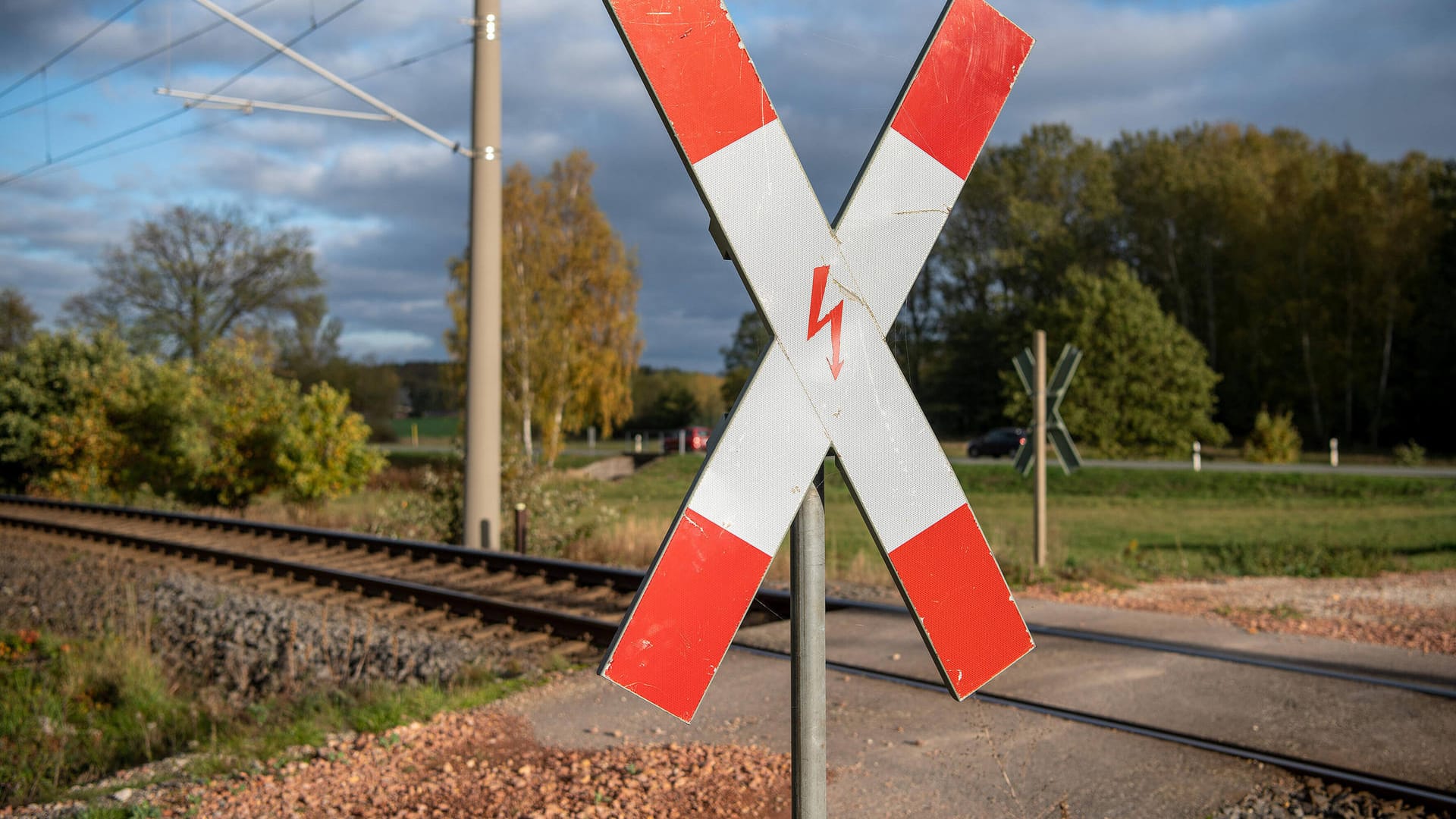 Unglück im Pendlerverkehr: An einem unbeschrankten Bahnübergang wie diesem geschah der Unfall. (Symbolbild)