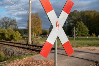 Unglück im Pendlerverkehr: An einem unbeschrankten Bahnübergang wie diesem geschah der Unfall. (Symbolbild)