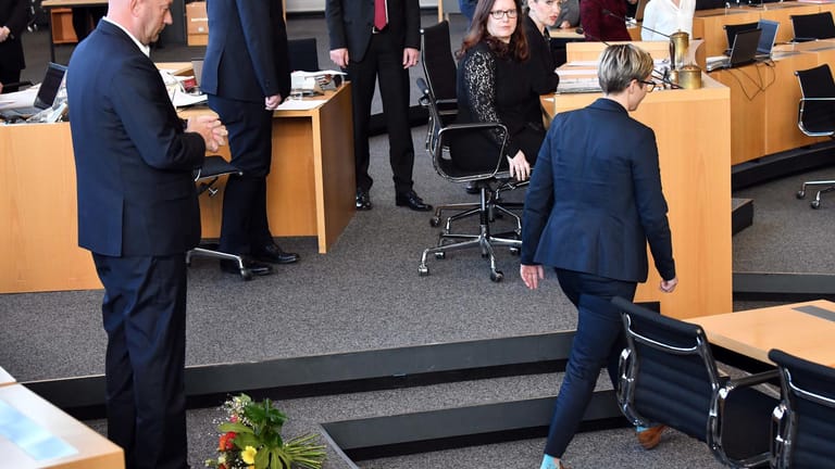 Eine Gratulation sieht anders aus: Die Abgeordnete Susanne Hennig-Wellsow (r.) hat Thomas Kemmerich, dem neuen Thüringer Ministerpräsident, die Blumen vor die Füße geworfen. Sie sitzt für die Linken im Landtag, er ist FDP-Politiker.