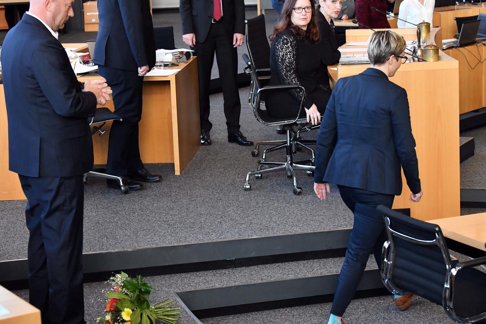 Eine Gratulation sieht anders aus: Die Abgeordnete Susanne Hennig-Wellsow (r.) hat Thomas Kemmerich, dem neuen Thüringer Ministerpräsident, die Blumen vor die Füße geworfen. Sie sitzt für die Linken im Landtag, er ist FDP-Politiker.