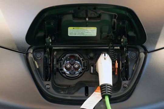 Autos mit Stöpsel: Wer sein E-Auto kaskoversichern will, sollte sich die Bedingungen in Bezug auf den Akku genau ansehen.