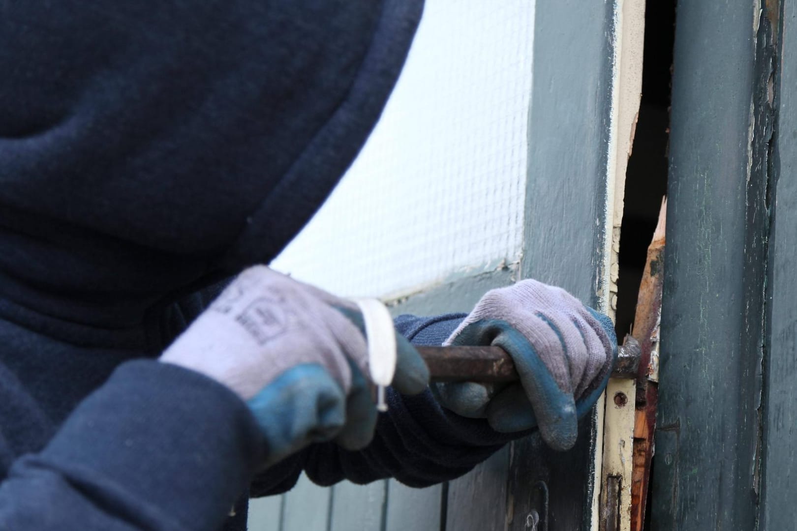 Ein Mann versucht, in eine Wohnung einzudringen: Eine Schutzgemeinschaft in Wolfsburg soll solchen Vorfällen vorbeugen.