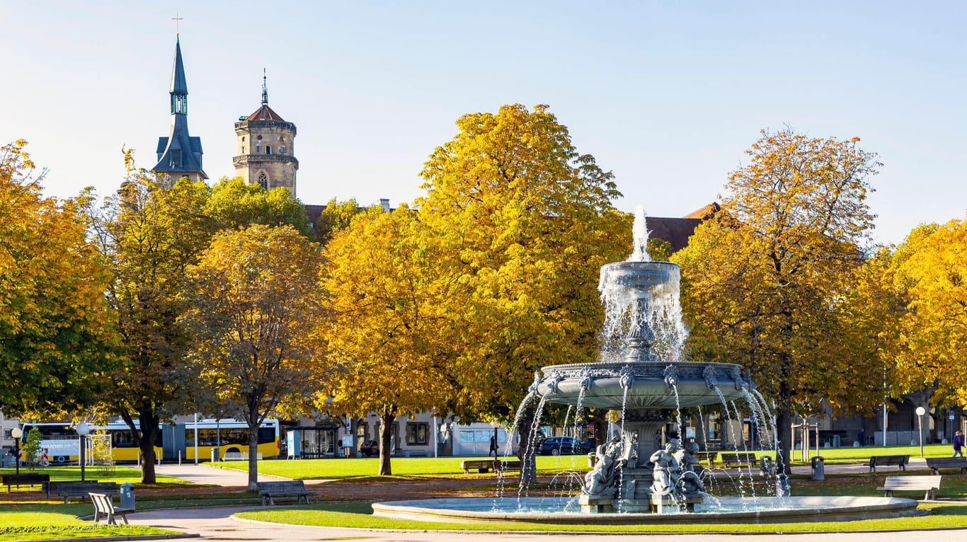 Springbrunnen auf dem Schlossplatz Stuttgart: Der Platz lädt zum Entspannen bei Kaffee und Kuchen ein.