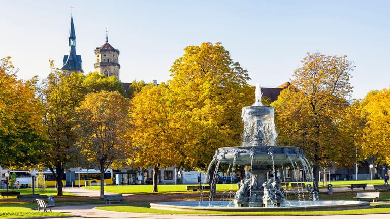 Springbrunnen auf dem Schlossplatz Stuttgart: Der Platz lädt zum Entspannen bei Kaffee und Kuchen ein.