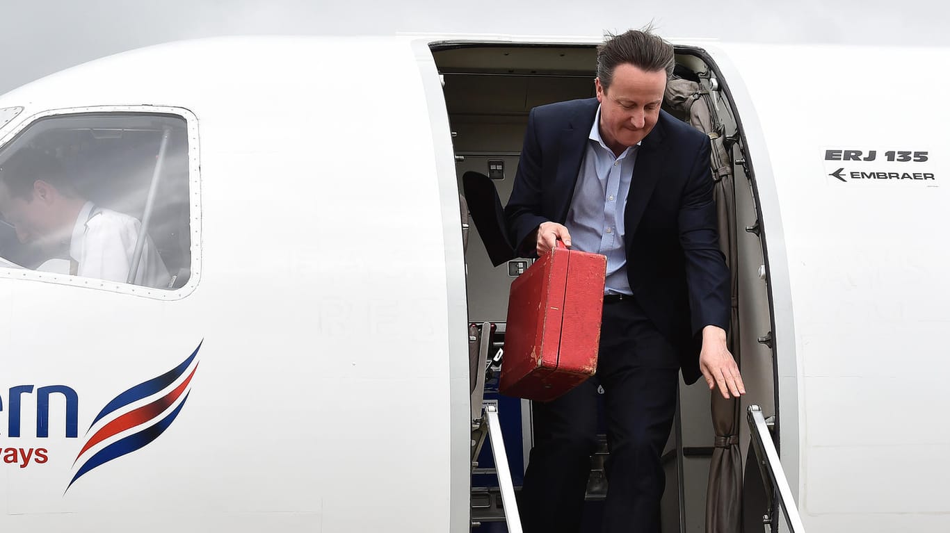 David Cameron, als er noch Premierminister war: Sein Bodyguard hat eine geladene Waffe in der Toilette eines Flugzeugs vergessen.