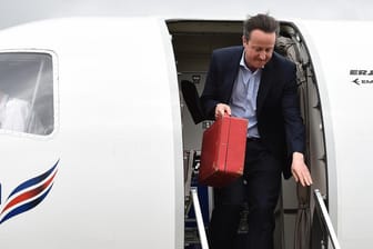 David Cameron, als er noch Premierminister war: Sein Bodyguard hat eine geladene Waffe in der Toilette eines Flugzeugs vergessen.