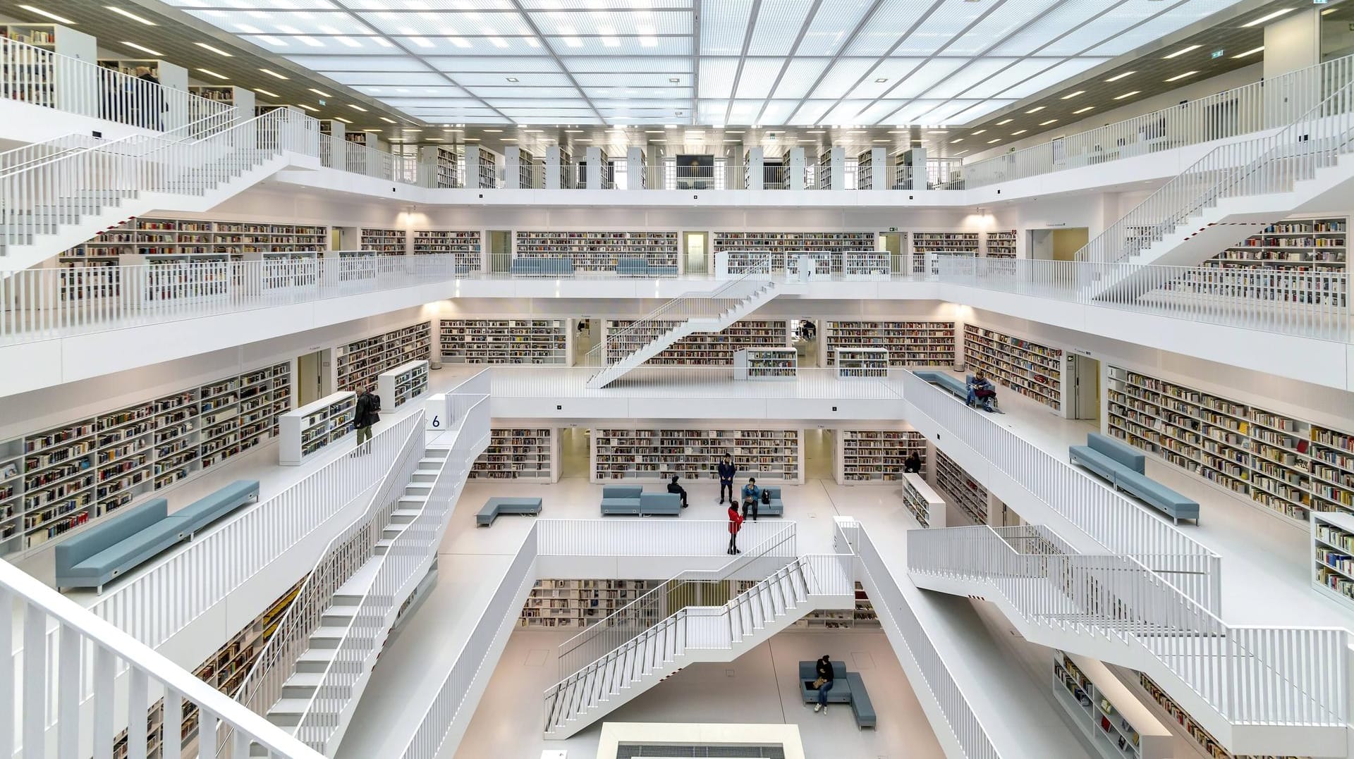 Innenansicht der Stadtbibliothek Stuttgart: Die beliebte Sehenswürdigkeit wurde 2011 eröffnet.