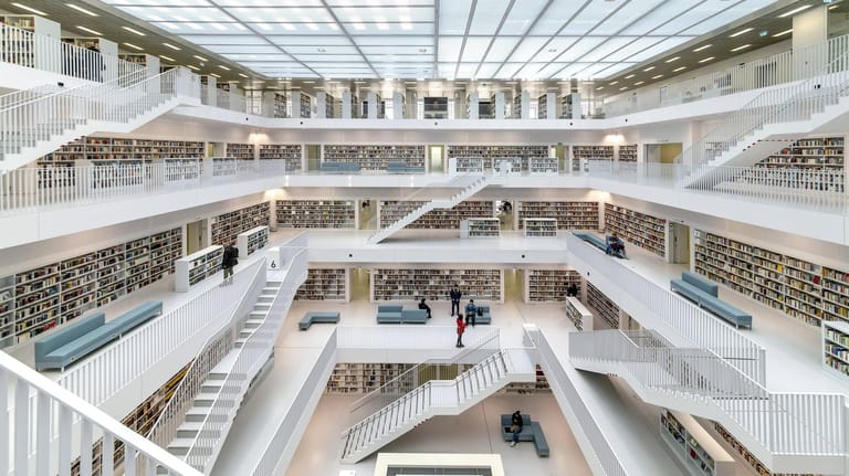 Innenansicht der Stadtbibliothek Stuttgart: Die beliebte Sehenswürdigkeit wurde 2011 eröffnet.