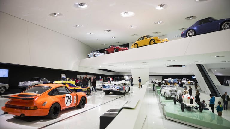 Ausstellungsraum des Porsche Museums: Neben der festen Ausstellung können hier auch wechselnde Sonderausstellungen besucht werden.