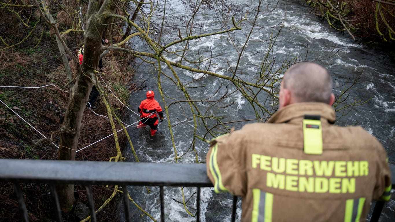 Zehnjährige seit dem Wochenende vermisst: Rettungskräfte der Feuerwehr suchen den Fluss Hönne in Menden ab.