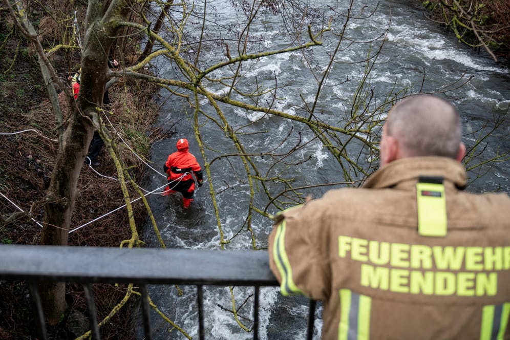 Zehnjährige seit dem Wochenende vermisst: Rettungskräfte der Feuerwehr suchen den Fluss Hönne in Menden ab.
