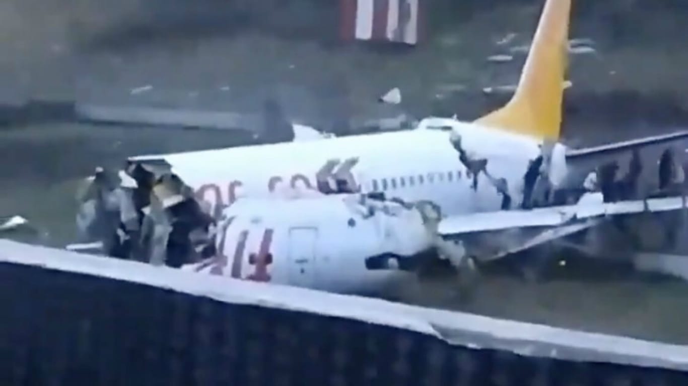 Das Wrack der Boeing 737: Die Maschine war bei der Landung in mehrere Teile zerbrochen.