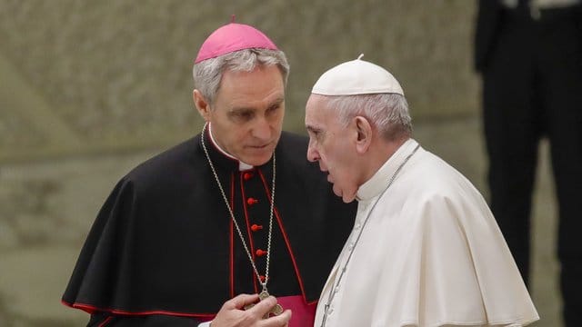 Papst Franziskus spricht bei seiner wöchentlichen Generalaudienz mit Georg Gänswein, Kurienerzbischof und Präfekt des Päpstlichen Hauses.