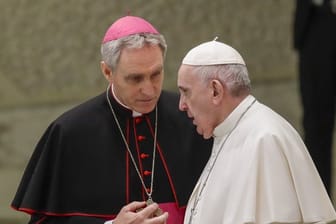 Papst Franziskus spricht bei seiner wöchentlichen Generalaudienz mit Georg Gänswein, Kurienerzbischof und Präfekt des Päpstlichen Hauses.