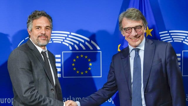 Mark Ruffalo (l) David-Maria Sassoli im Europäischen Parlament in Brüssel. Mark Ruffalo (l) David-Maria Sassoli im Europäischen Parlament in Brüssel.