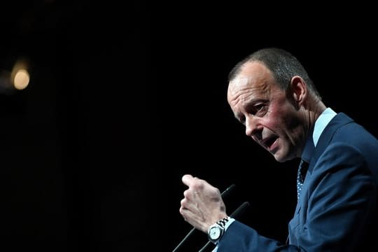 Friedrich Merz gibt seinen Aufsichtsratsjob bei Blackrock auf - lässt eine Kandidatur bei der Bundestagswahl im kommenden Jahr aber weiterhin offen.