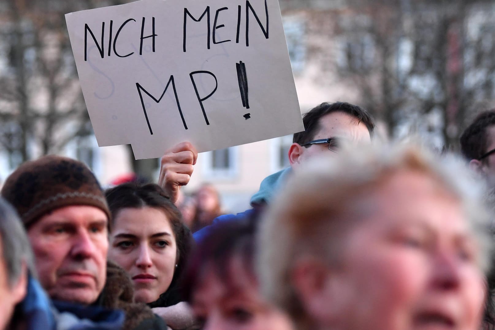Vor der Staatskanzlei in Erfurt: Empörte Bürger demonstrieren gegen den neuen Ministerpräsidenten von Thüringen.