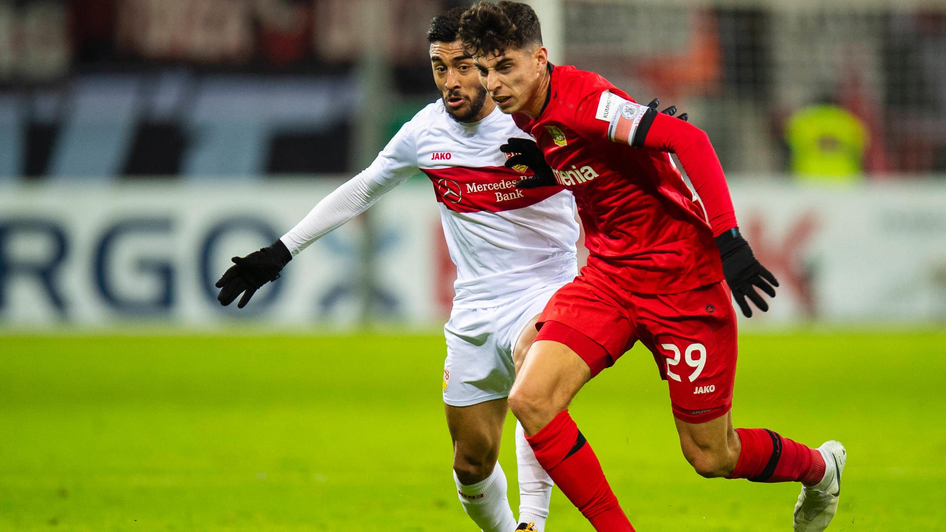 DFB-Pokal: Stuttgarts Gonzalez im Zweikampf mit Leverkusens Havertz.