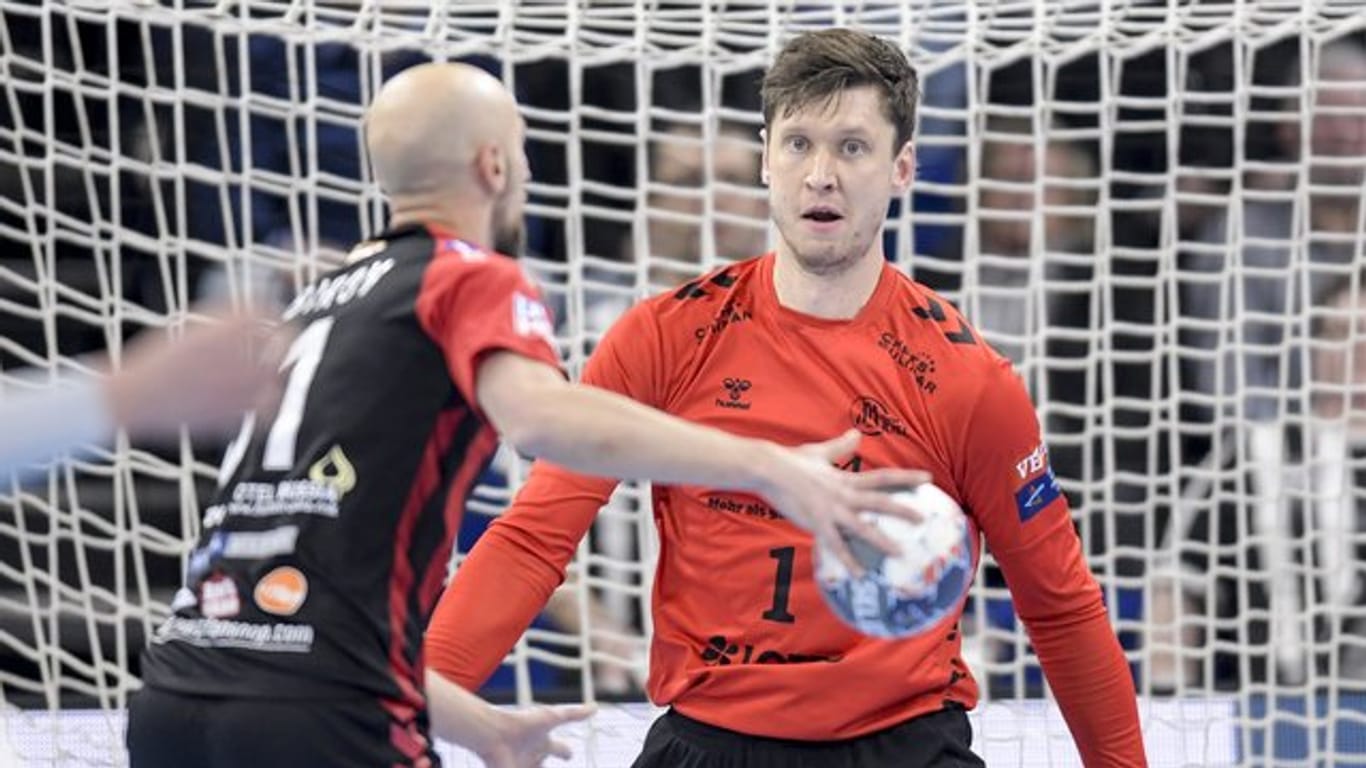 Torwart Niklas Landin (r) zeigte beim Kieler Sieg gegen Skopje eine starke Leistung.