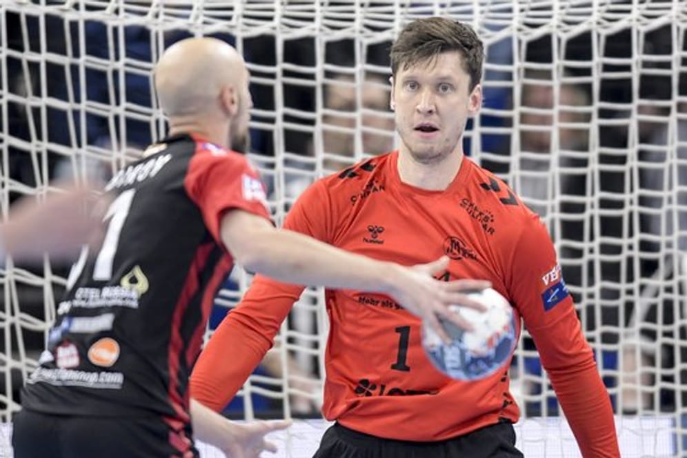 Torwart Niklas Landin (r) zeigte beim Kieler Sieg gegen Skopje eine starke Leistung.