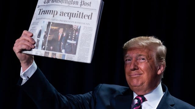 Dann ist ja alles gut: Ein höchst zufriedener Donald Trump mit der "Washington Post", die verkündet: "Trump Acquitted" (Trump freigesprochen). Dann ist ja alles gut: Ein höchst zufriedener Donald Trump mit der "Washington Post", die verkündet: "Trump Acquitted" (Trump freigesprochen).