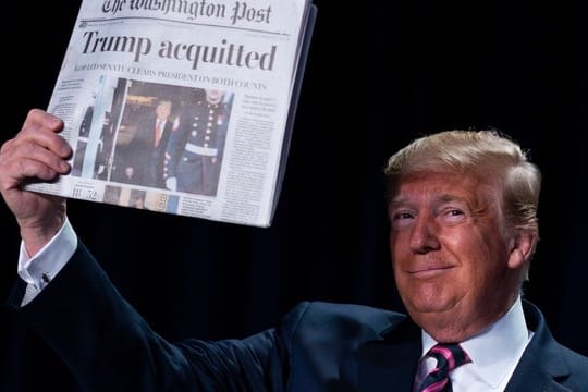 Dann ist ja alles gut: Ein höchst zufriedener Donald Trump mit der "Washington Post", die verkündet: "Trump Acquitted" (Trump freigesprochen).