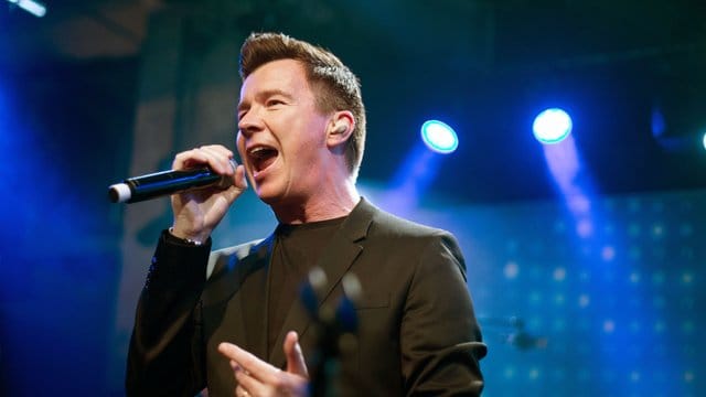 Der britische Popsänger Rick Astley wird 54.