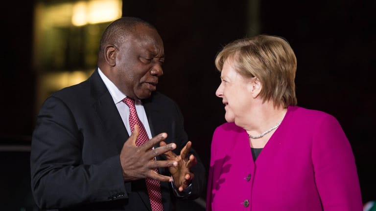 Südafrikas Präsident Cyril Ramaphosa bekommt heute Unterstützung von Kanzlerin Merkel.