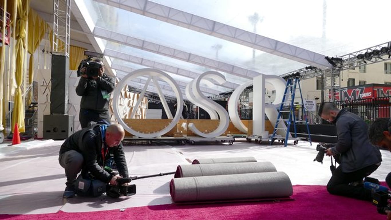 Der rote Teppich für die Oscar-Verleihung wird am Eingang zum Dolby Theatre ausgerollt.