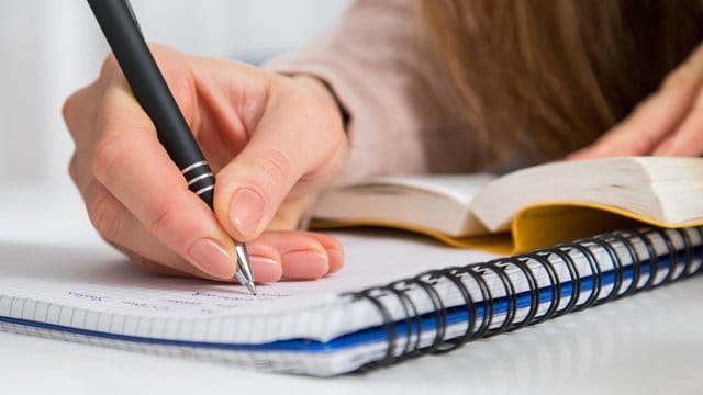 Blaue Schrift auf dickem Ringblock: Solche Details verknüpft man unbewusst mit den Inhalten einer Mitschrift - und erinnert sich deshalb besser.