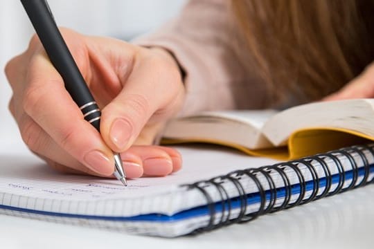 Blaue Schrift auf dickem Ringblock: Solche Details verknüpft man unbewusst mit den Inhalten einer Mitschrift - und erinnert sich deshalb besser.