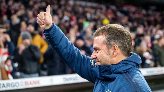 Ordnet den knappen Sieg über 1899 Hoffenheim als Weckruf für das kommende Punktspiel ein: Trainer Hansi Flick vom FC Bayern München. Ordnet den knappen Sieg über 1899 Hoffenheim als Weckruf für das kommende Punktspiel ein: Trainer Hansi Flick vom FC Bayern München.