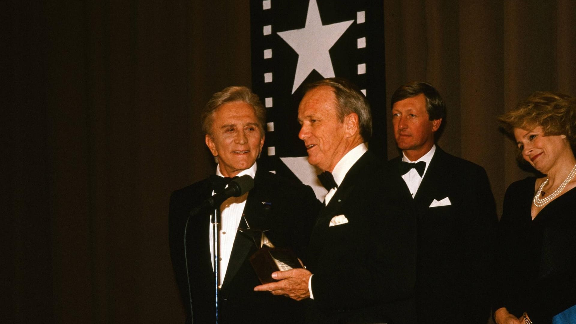 7. März 1991: Kirk Douglas nimmt den Preis für sein Lebenswerk beim American Film Institute (AFI) in Los Angeles entgegen.