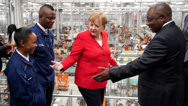 Angela Merkel und Cyril Ramaphosa (r) beim Besuch des BMW-Werks bei Pretoria. Angela Merkel und Cyril Ramaphosa (r) beim Besuch des BMW-Werks bei Pretoria.