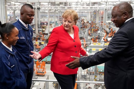 Angela Merkel und Cyril Ramaphosa (r) beim Besuch des BMW-Werks bei Pretoria.