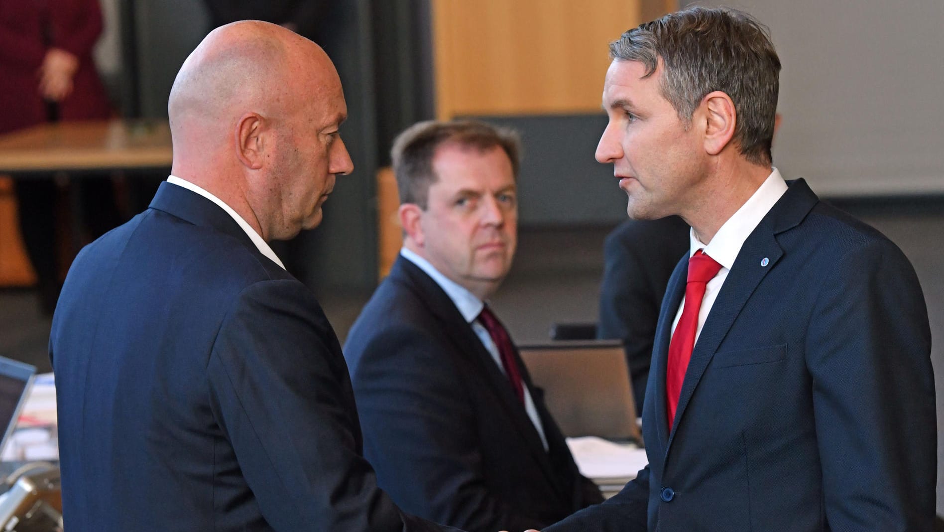 Thomas Kemmerich (FDP) mit Björn Höcke (AfD): Die AfD hatte Kemmerich eine Minderheitsregierung angeboten. Trotzdem will Kemmerich von seiner Wahl überrascht worden sein.