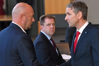 Thomas Kemmerich (FDP) mit Björn Höcke (AfD): Die AfD hatte Kemmerich eine Minderheitsregierung angeboten. Trotzdem will Kemmerich von seiner Wahl überrascht worden sein.