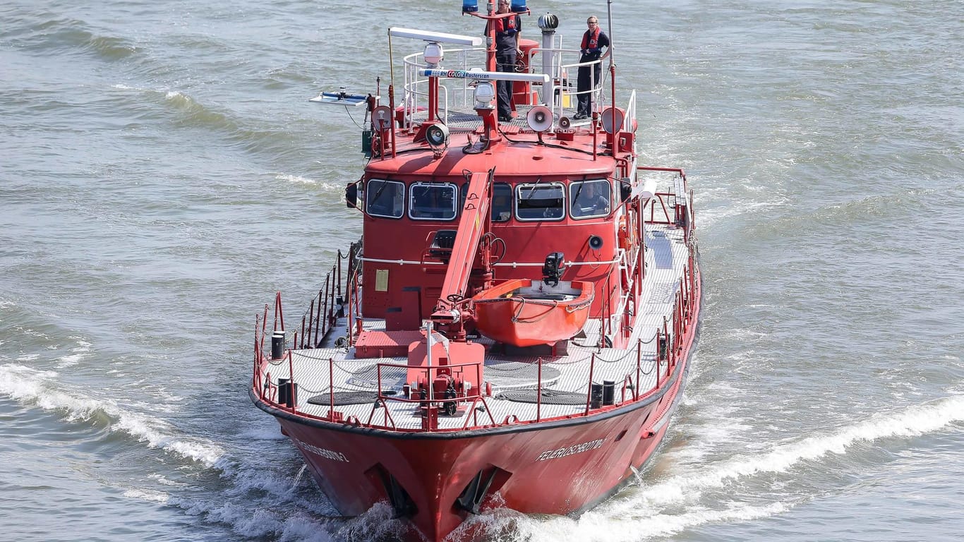 Ein Löschboot der Feuerwehr: Bei einem Rettungseinsatz auf dem Rhein waren die Einsatzkräfte mit drei Booten im Einsatz.