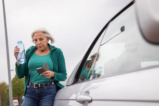 Gut, wenn Autofahrer rechtzeitig einen freien Parkplatz entlang der Autobahn für eine Pause gefunden haben.