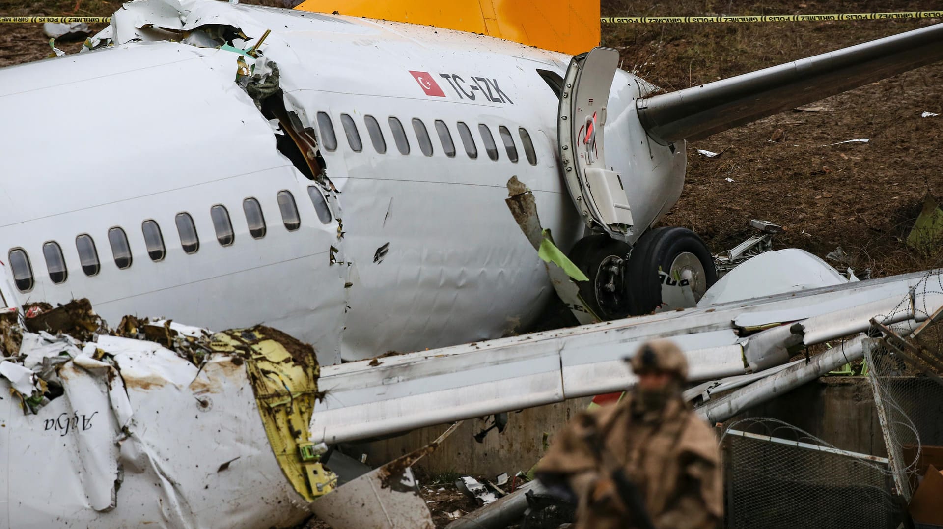 Verunglückter Flieger in Istanbul: Drei Menschen starben bei dem Crash.