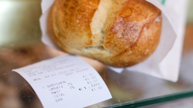 Seit rund einem Monat gibt es für jedes Brötchen und jedes Bier am Kiosk einen Kassenzettel. Seit rund einem Monat gibt es für jedes Brötchen und jedes Bier am Kiosk einen Kassenzettel.