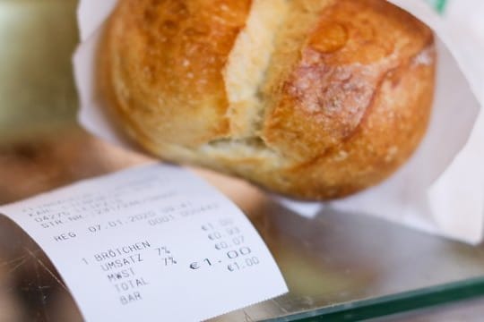 Seit rund einem Monat gibt es für jedes Brötchen und jedes Bier am Kiosk einen Kassenzettel. Seit rund einem Monat gibt es für jedes Brötchen und jedes Bier am Kiosk einen Kassenzettel.