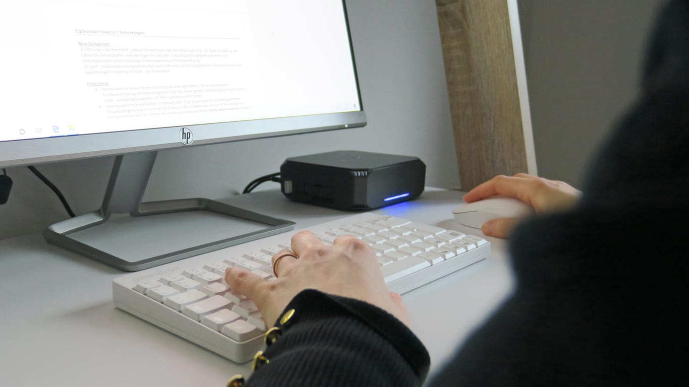 Ein Mini-PC auf dem Schreibtisch: Die Rechner sind wegen ihrer Größe besonders platzsparend.