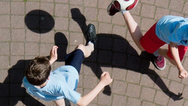 Sport in der Schule ist dann besonders gesund, wenn sich Belastungen und Verschnaufpausen abwechseln - so wie beim Kicken auf dem Schulhof. Sport in der Schule ist dann besonders gesund, wenn sich Belastungen und Verschnaufpausen abwechseln - so wie beim Kicken auf dem Schulhof.