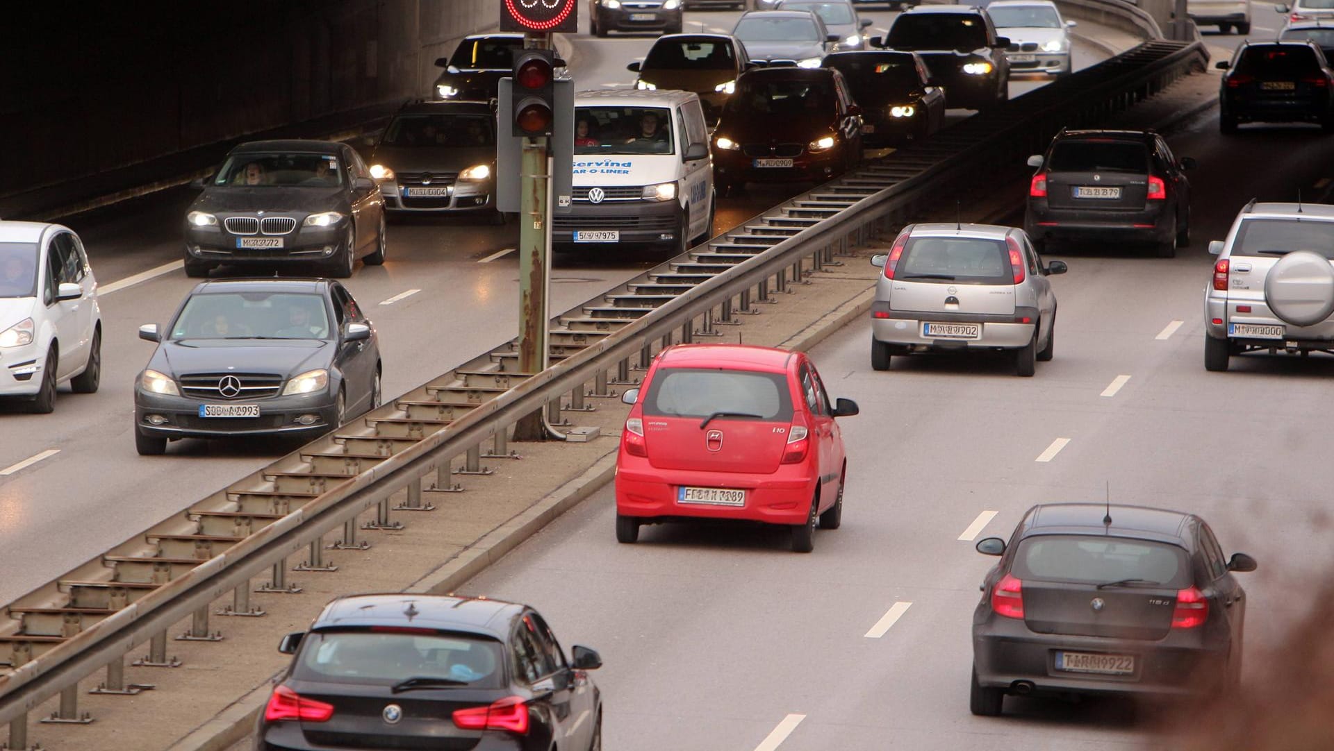 Dichter Verkehr auf der Bundesstraße 2 B2R in der Innenstadt München: Immer mehr Menschen pendeln zur Arbeit. Dichter Verkehr auf der Bundesstraße 2 B2R in der Innenstadt München: Immer mehr Menschen pendeln zur Arbeit.