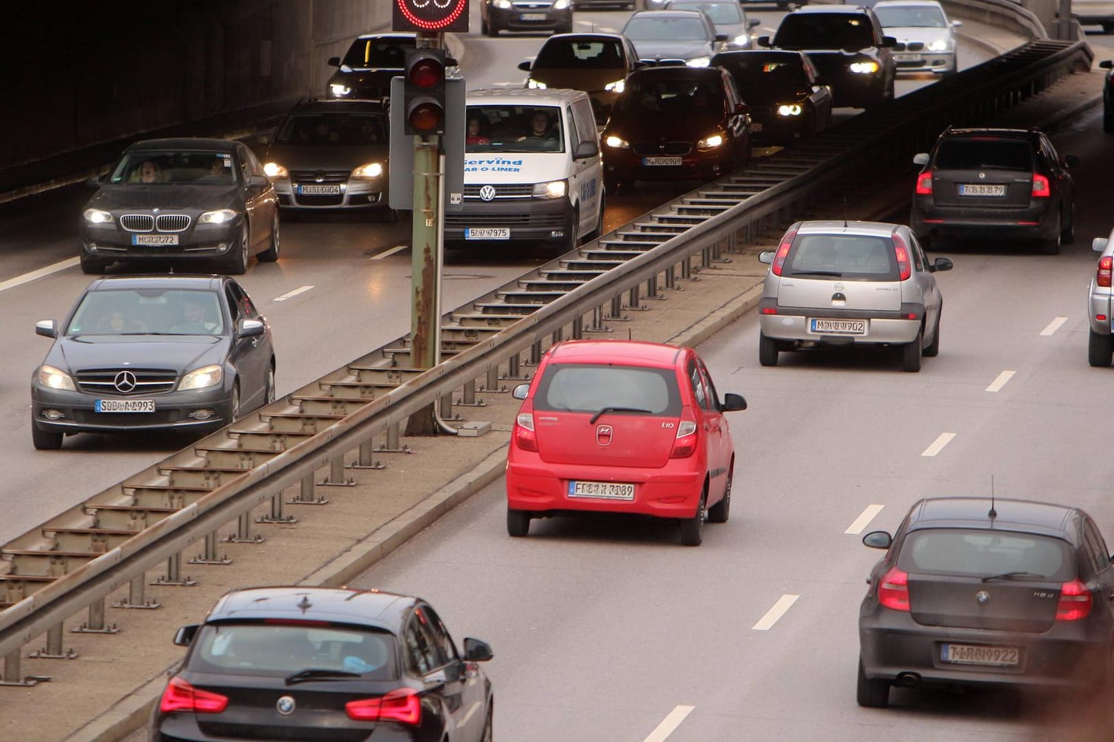 Dichter Verkehr auf der Bundesstraße 2 B2R in der Innenstadt München: Immer mehr Menschen pendeln zur Arbeit.