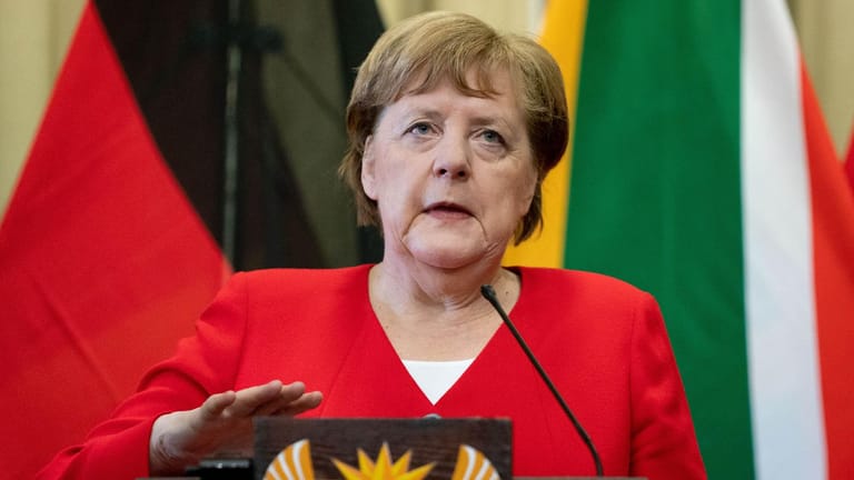 Angela Merkel in Pretoria: Tausende Kilometer von Erfurt entfernt spricht die Kanzlerin ein Machtwort. "Unverzeihlich" nennt sie die Vorgänge in Thüringen.