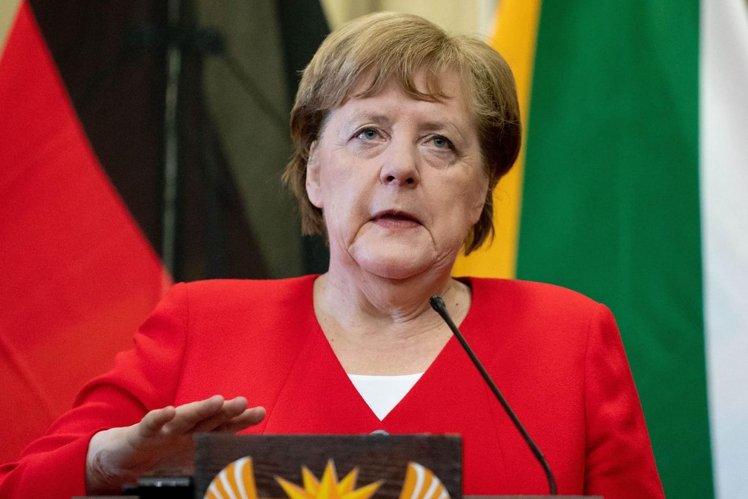 Angela Merkel in Pretoria: Tausende Kilometer von Erfurt entfernt spricht die Kanzlerin ein Machtwort. "Unverzeihlich" nennt sie die Vorgänge in Thüringen.