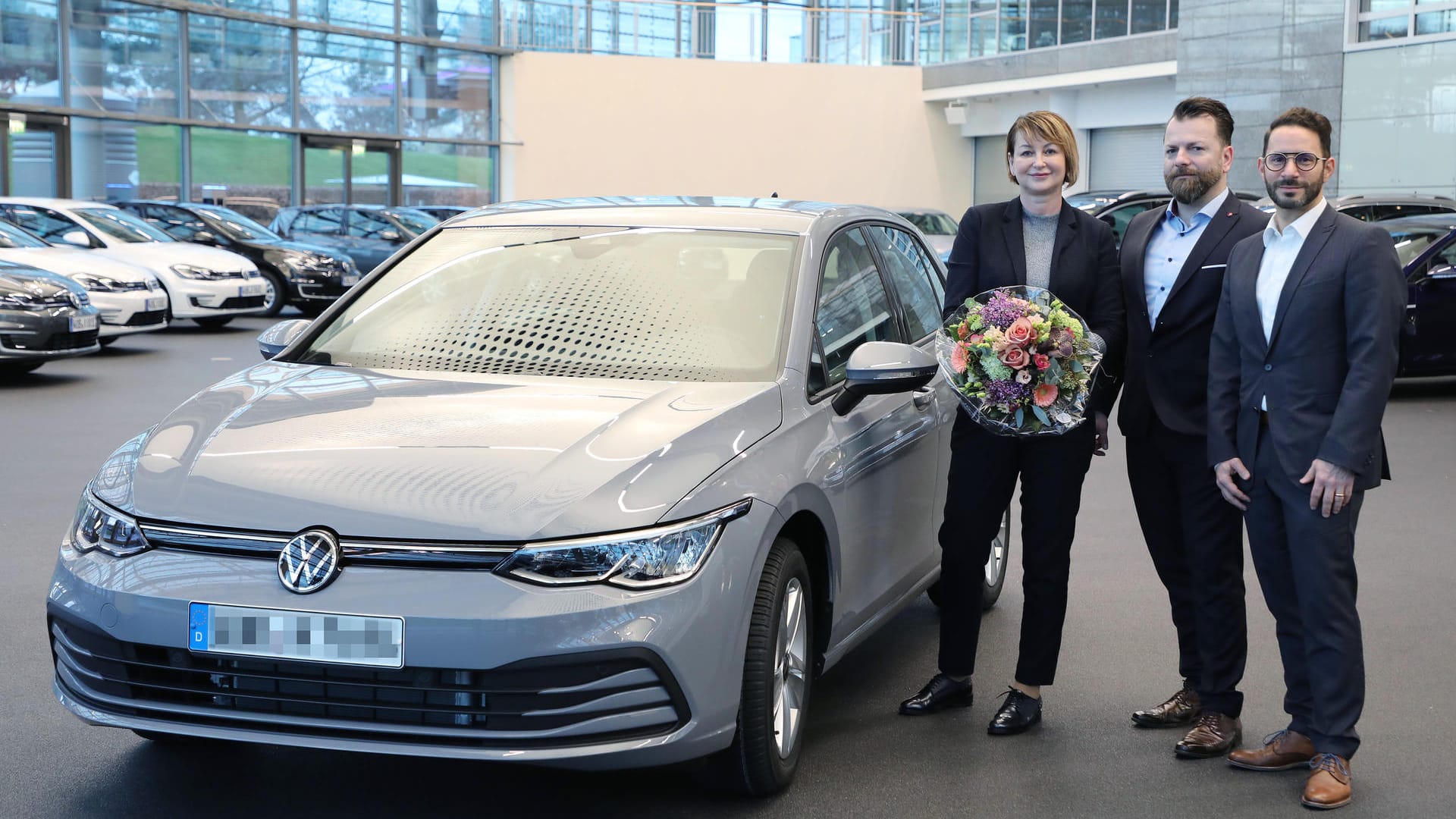 Neuer Golf: In der Wolfsburger VW-"Autostadt" wurde gerade das erste Exemplar übergeben.