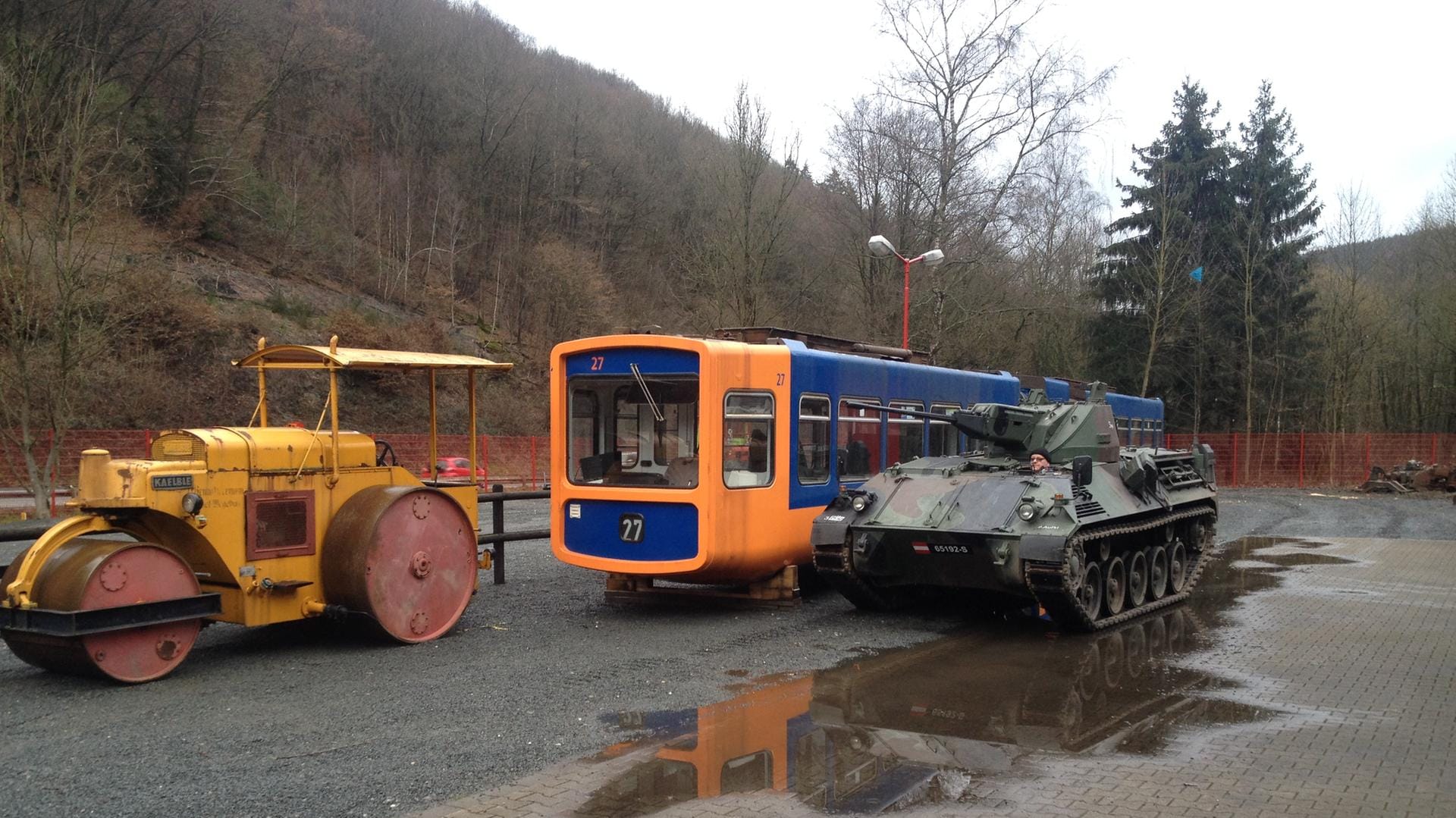 Die Schwebebahn soll in Zukunft nicht neben dem Panzer stehen bleiben, sondern über einen angrenzenden Fluss gehängt werden.